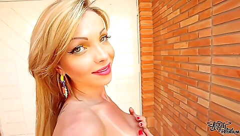 Amateur blonde and her big booty chick fuck in the car